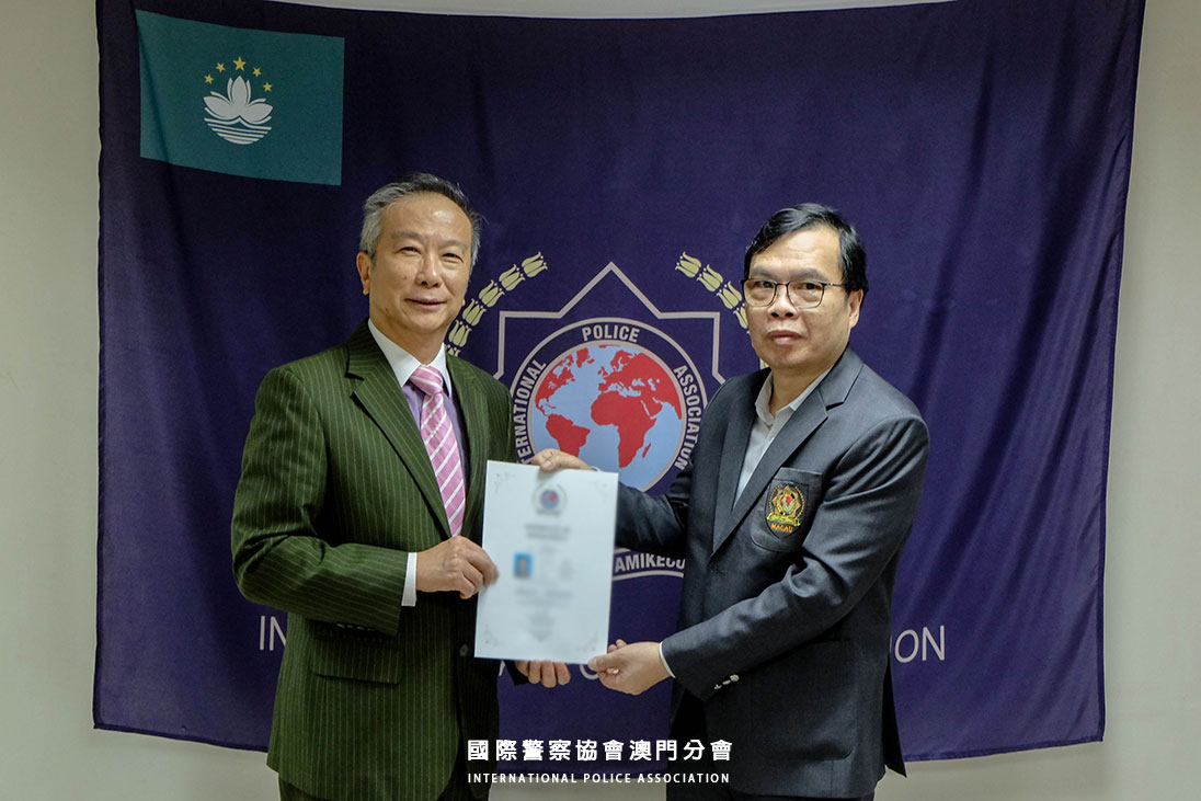 副會長周紀仲與李卓君先生留影