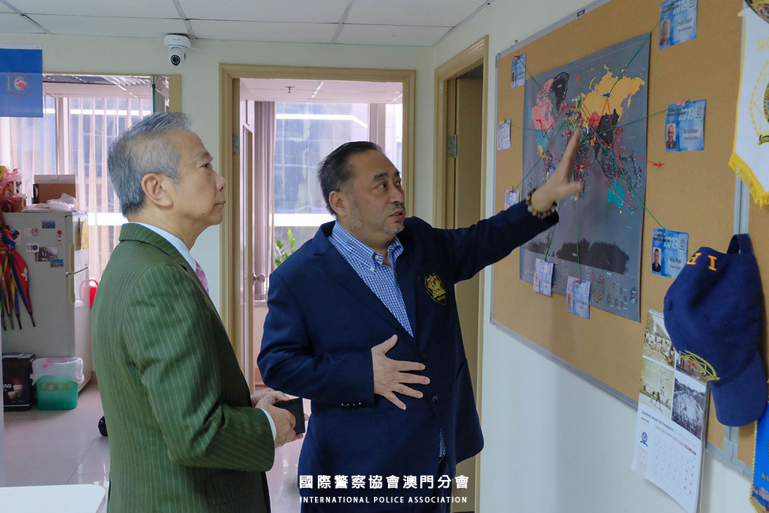 首席執行官李雄波爵士向李卓君先生介紹本會的版圖